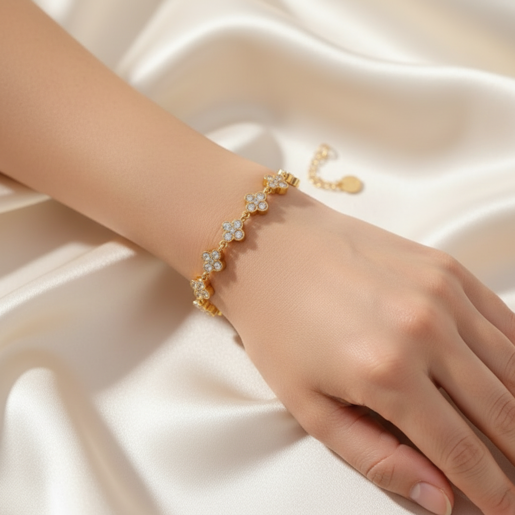 Clover Bracelet Model Silk